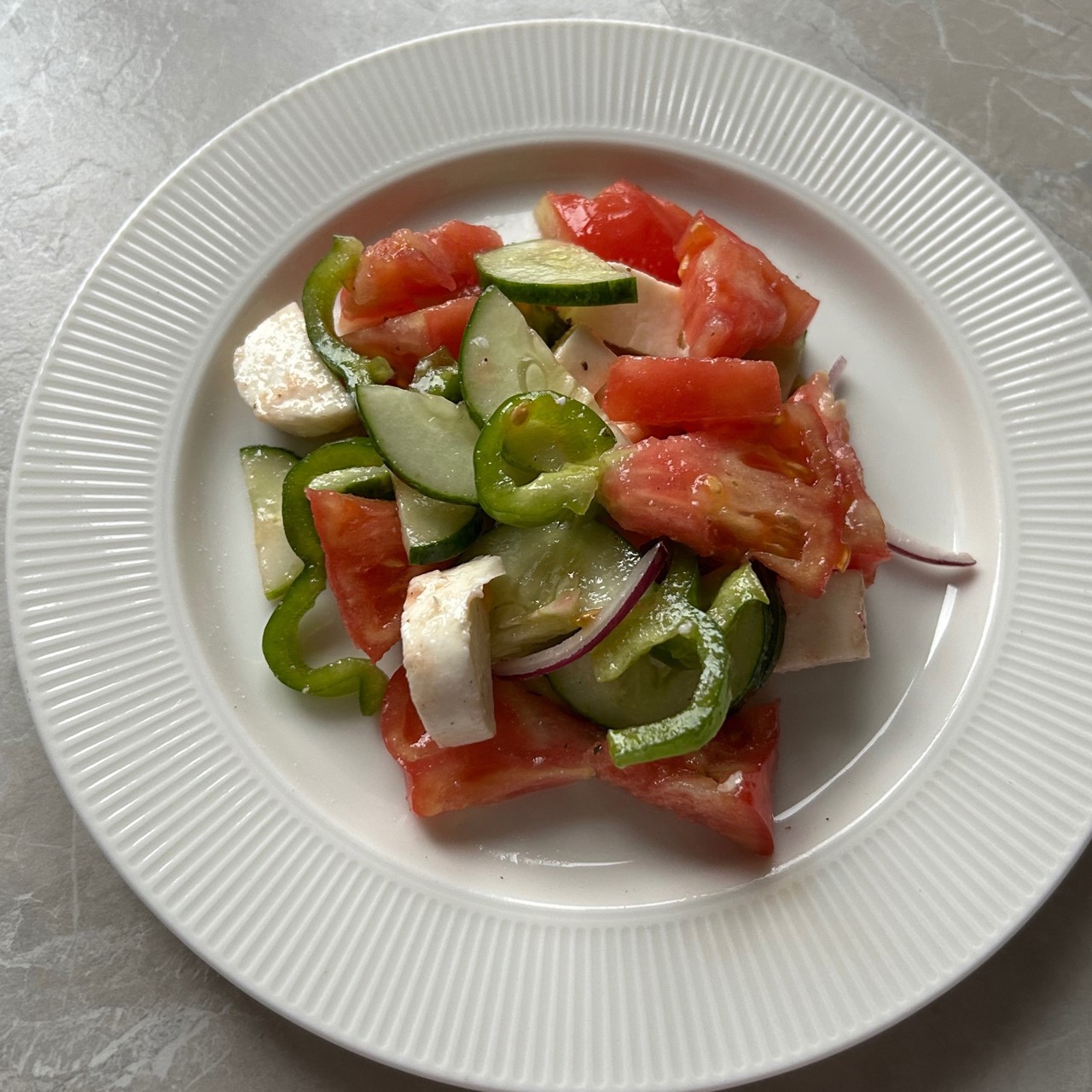 Овощной салат с моцареллой