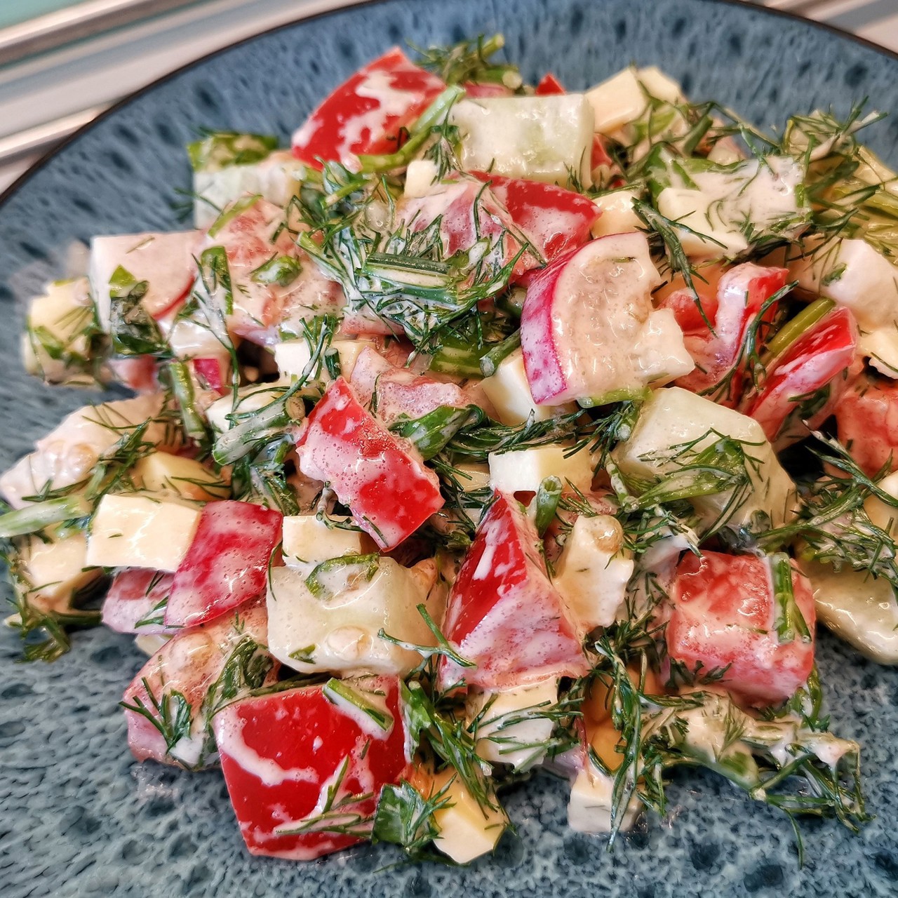 Овощной салат с сыром сулугуни