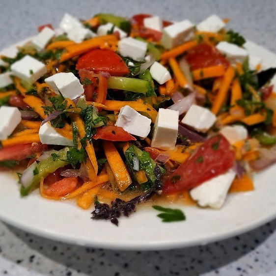 Овощной салат с тыквой, брынзой и лимонным соком