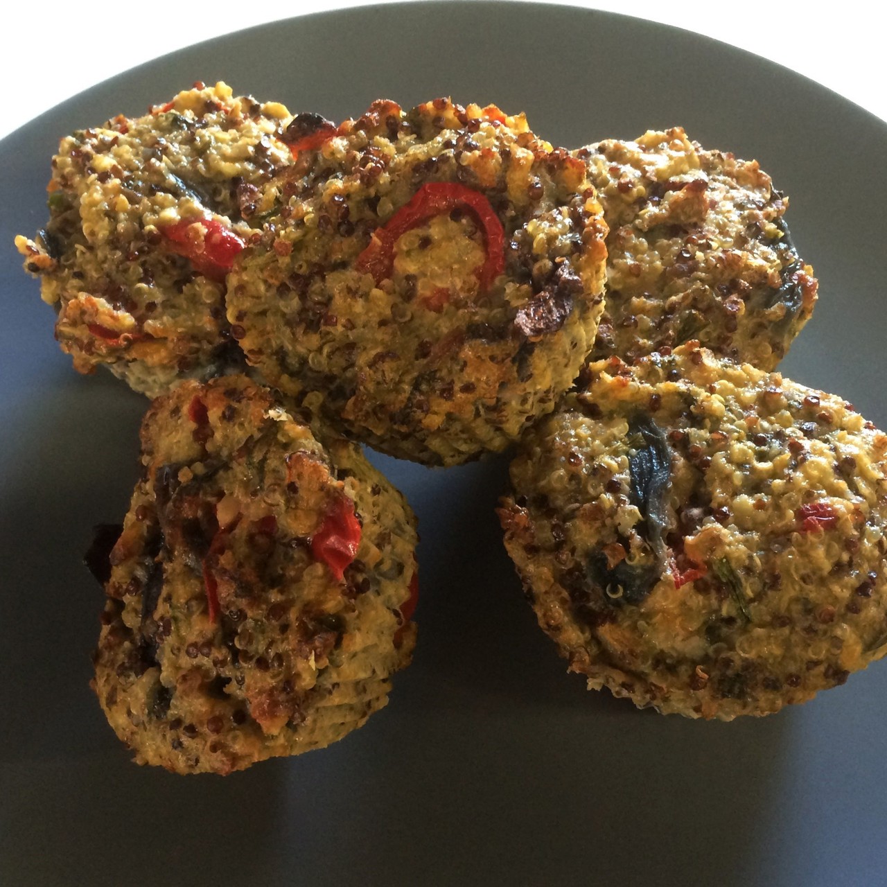 Овощные маффины из киноа с копченым лососем