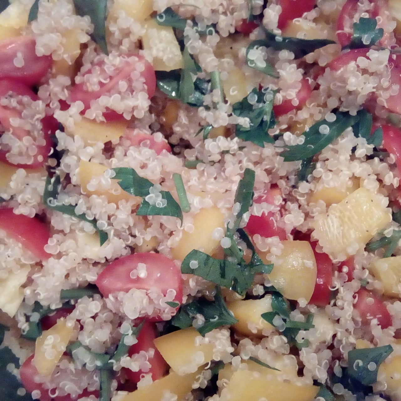 Овощной салат с киноа и брынзой