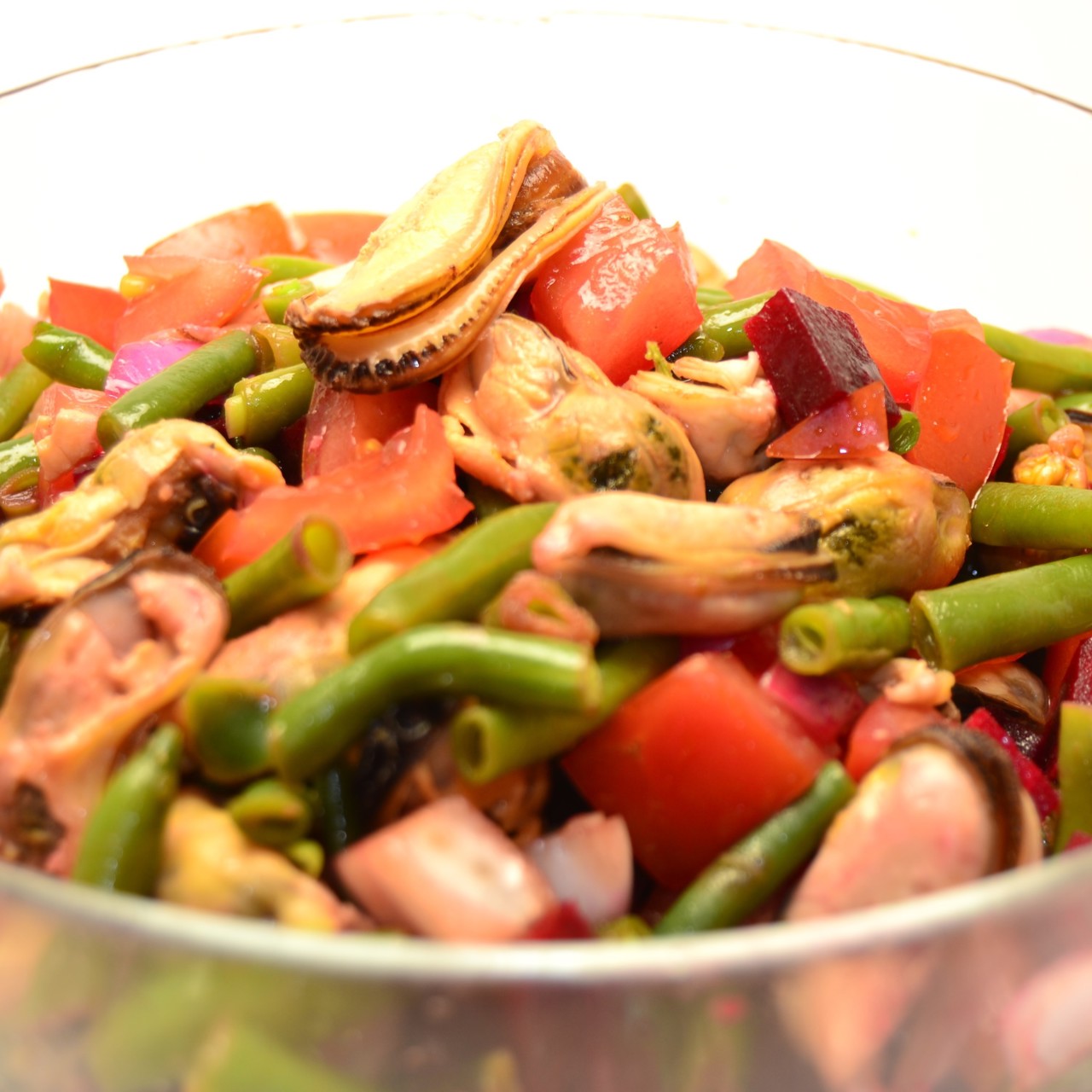 Овощной салат с мясом мидий