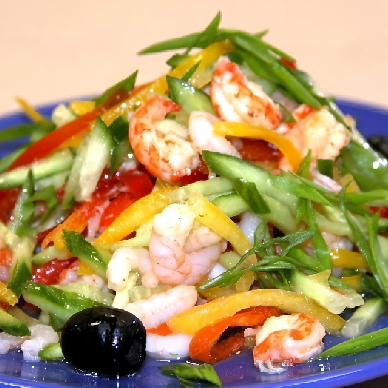 Овощной салат с семгой и креветками