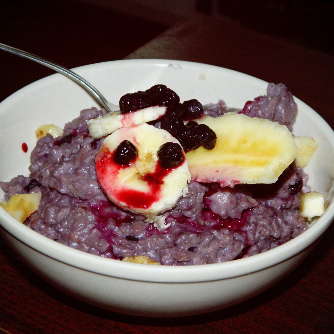 Овсяная каша с бананом, голубикой и кленовым сиропом