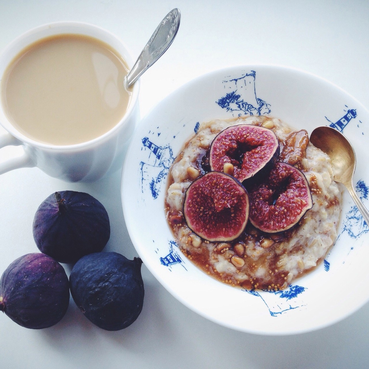 Овсяная каша с инжиром и теплым медовым соусом