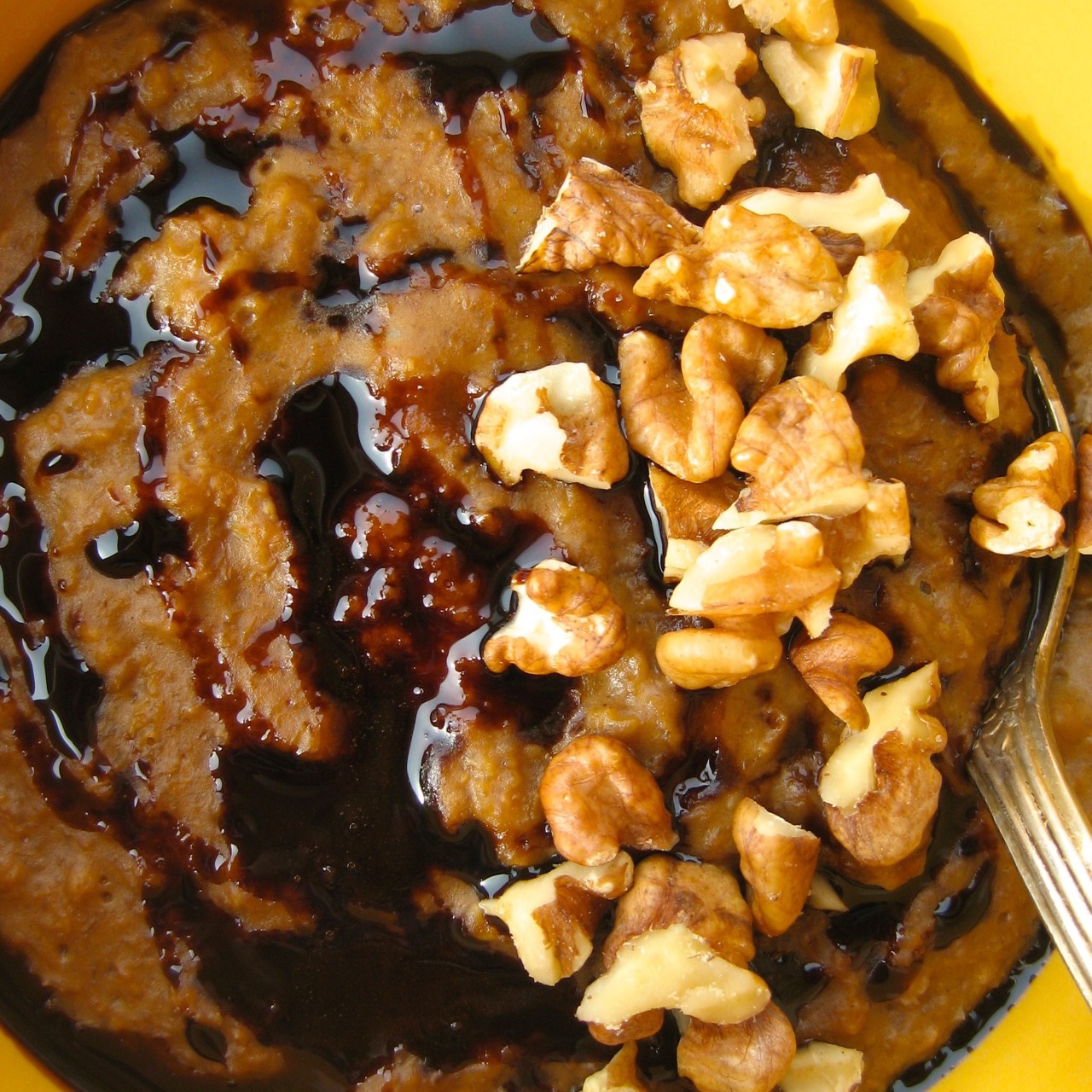 Овсяная каша с патокой, имбирем и грецким орехом