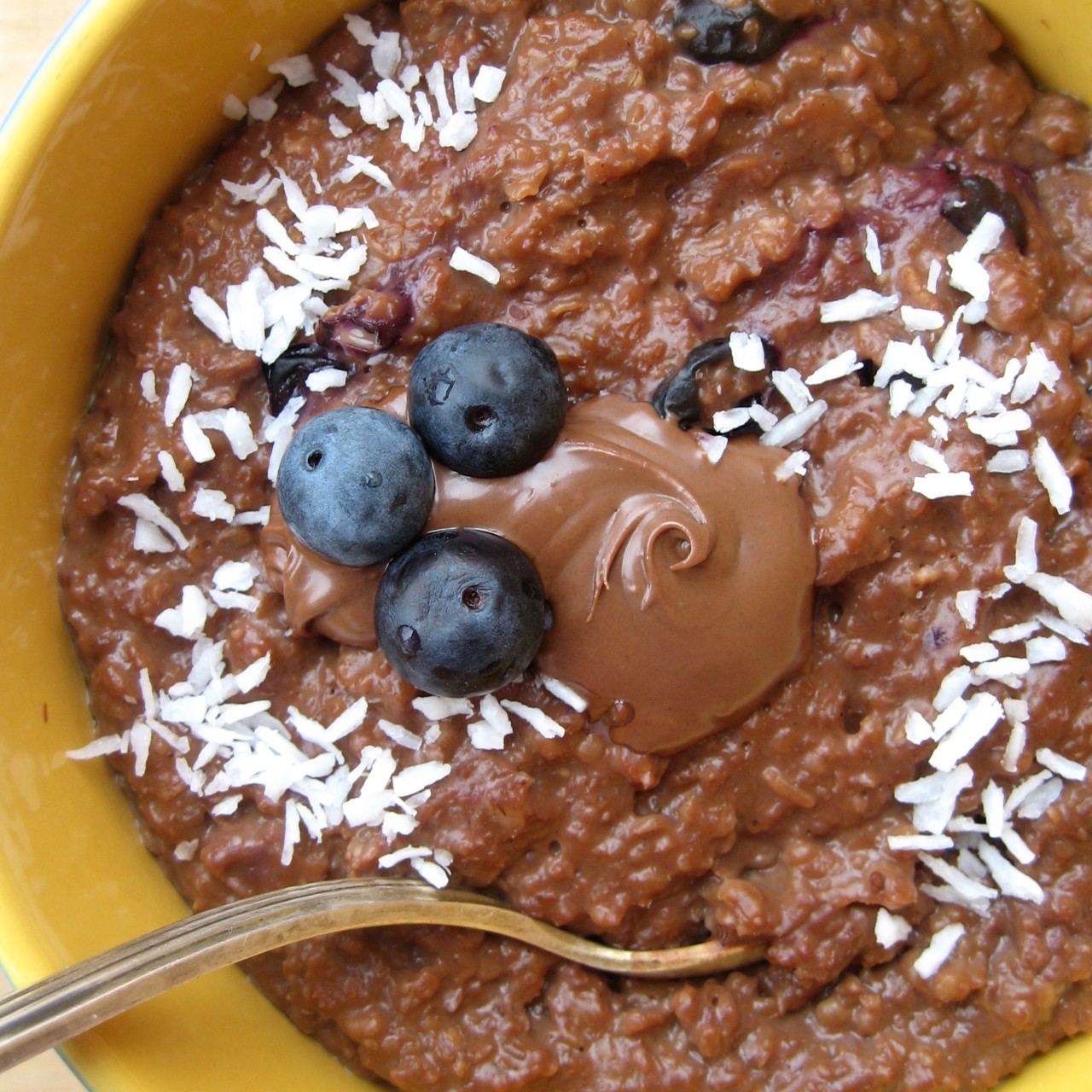 Овсяная каша с шоколадом, голубикой и кокосовой стружкой