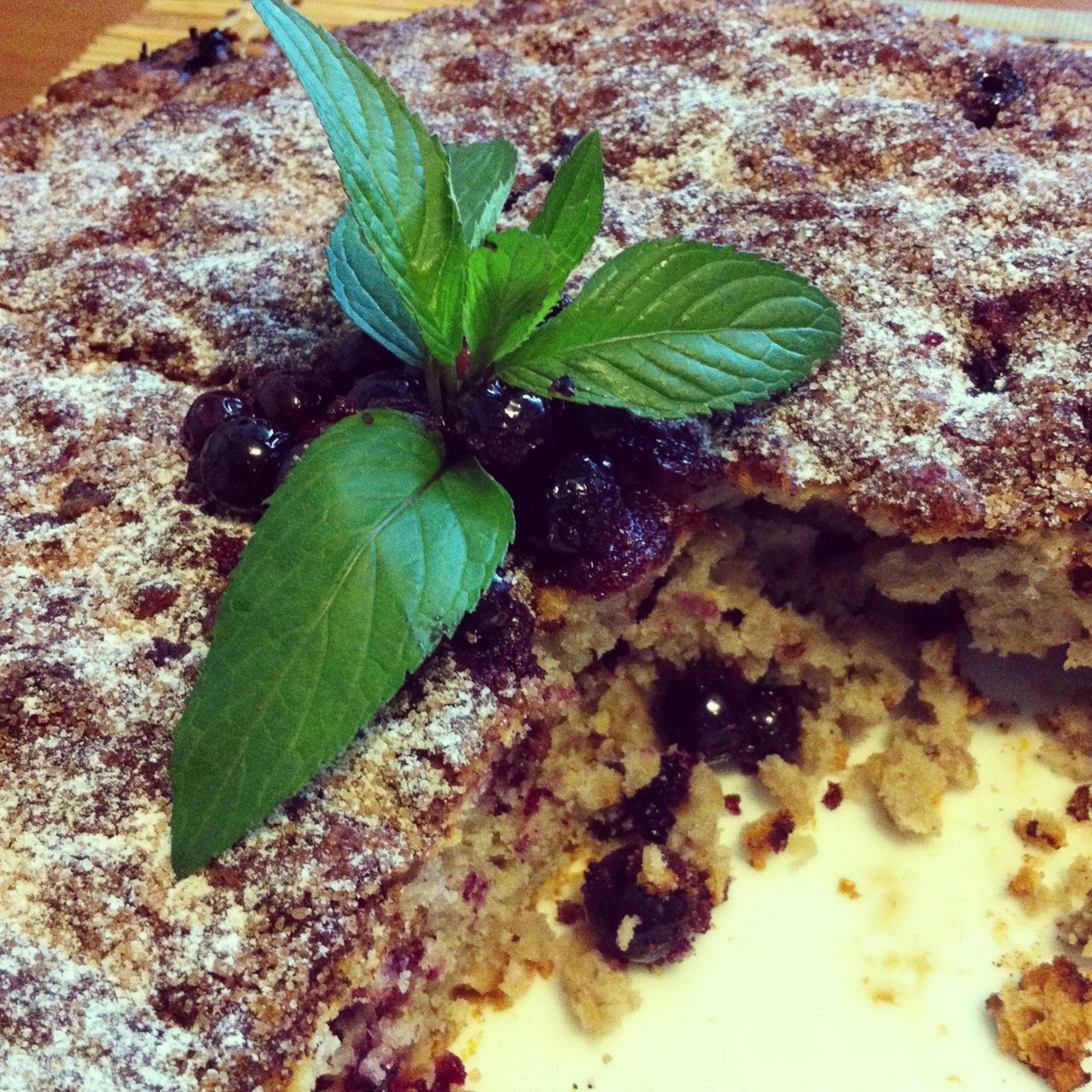 Овсяная коврижка с черной смородиной