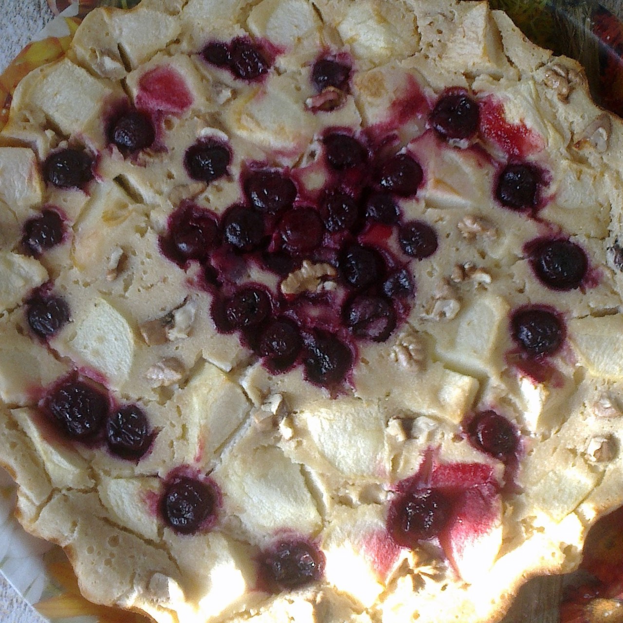 Овсяный пирог с яблоками и вишней