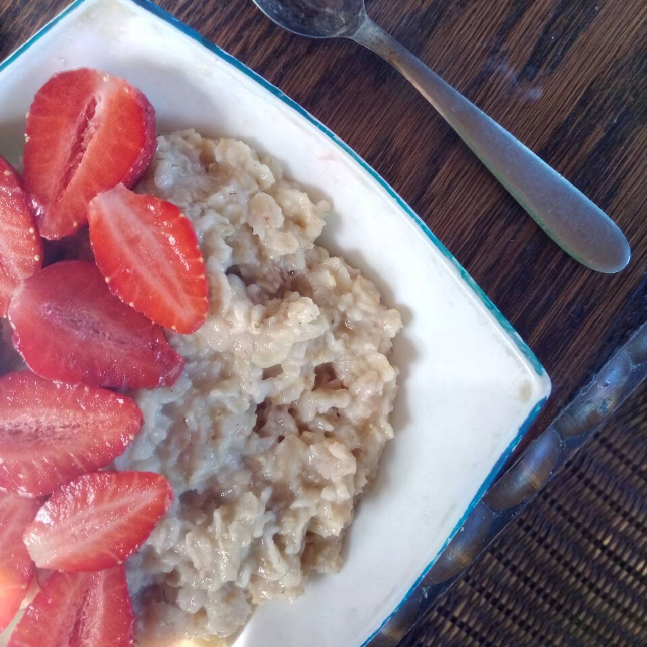 Овсяная каша с клубникой