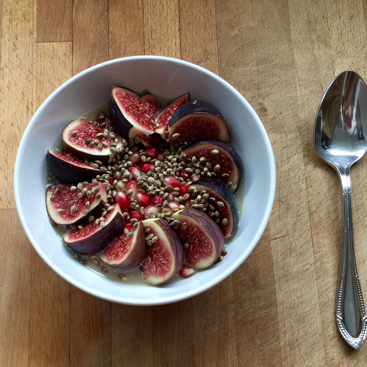 Овсяные хлопья с гранатом и инжиром