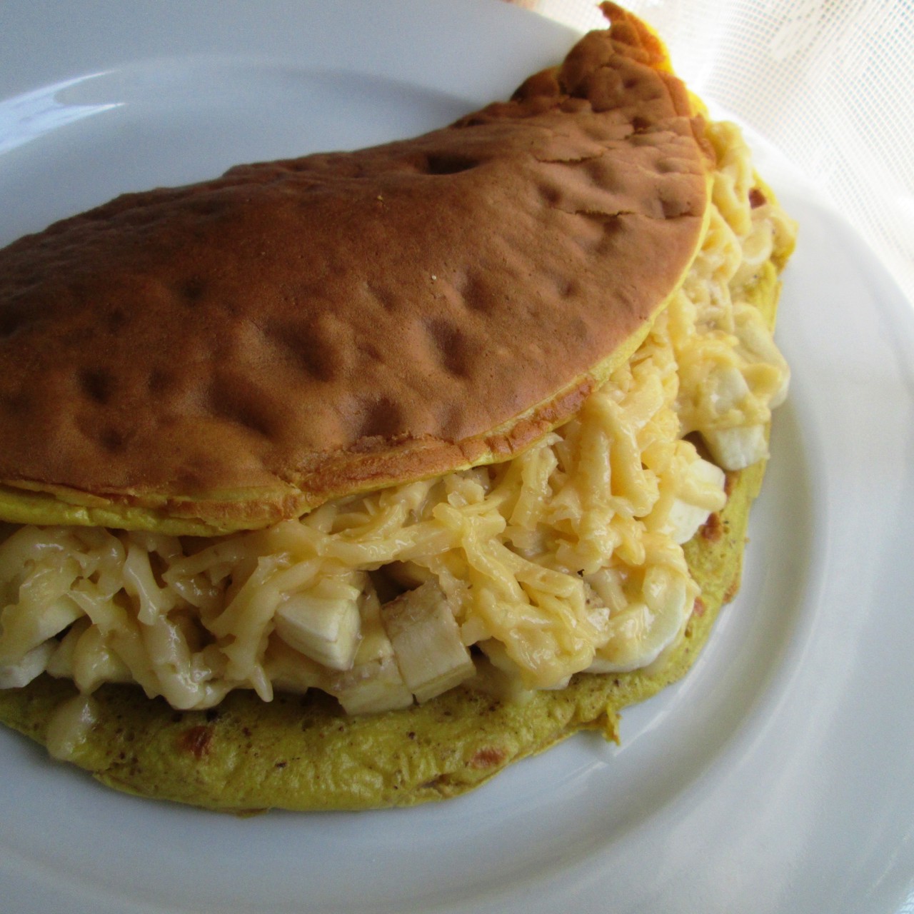 Овсяный блин с бананом и сыром