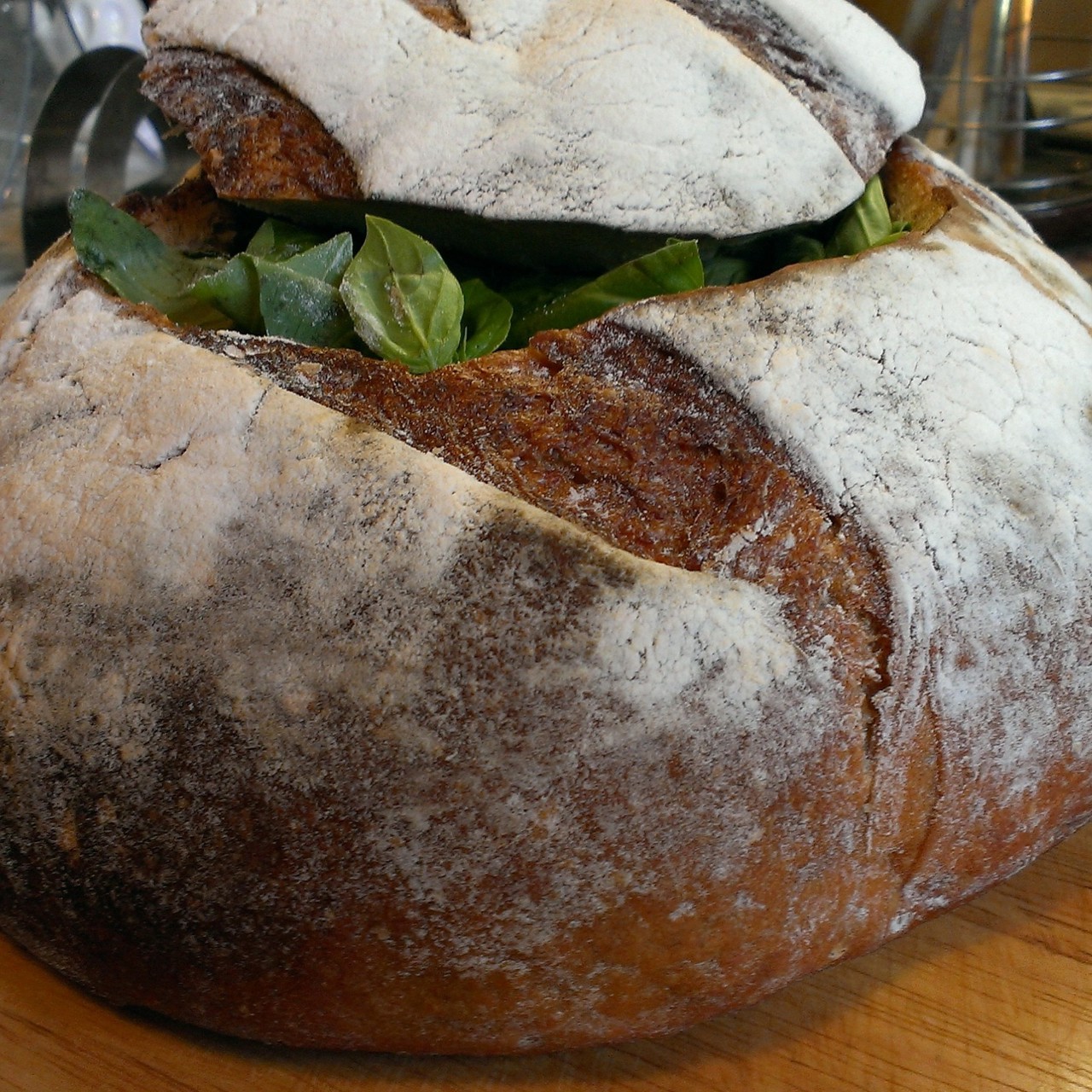 Пан-банья (Слоеный бутерброд в хлебе)