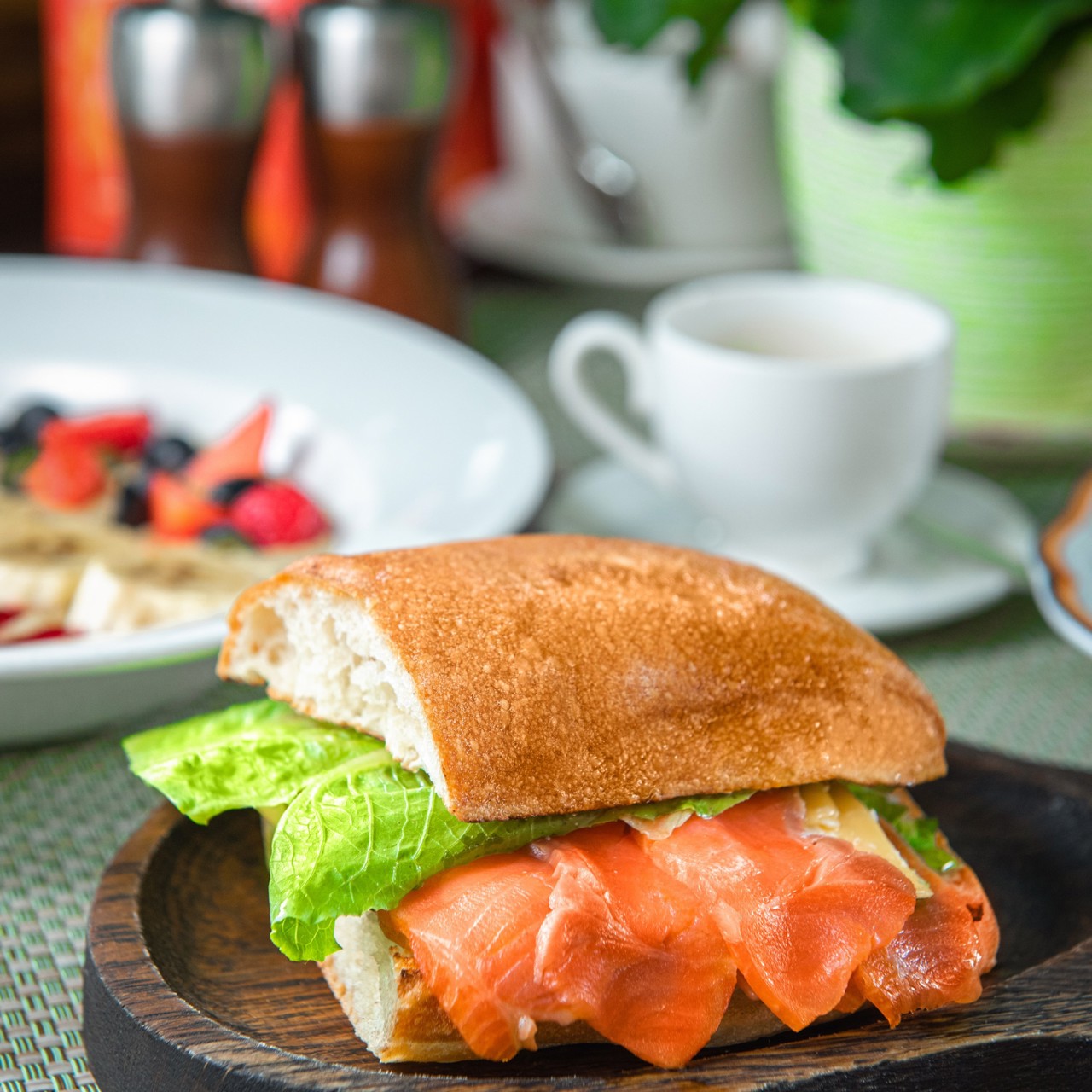 Панини с копченым лососем и сливочным сыром