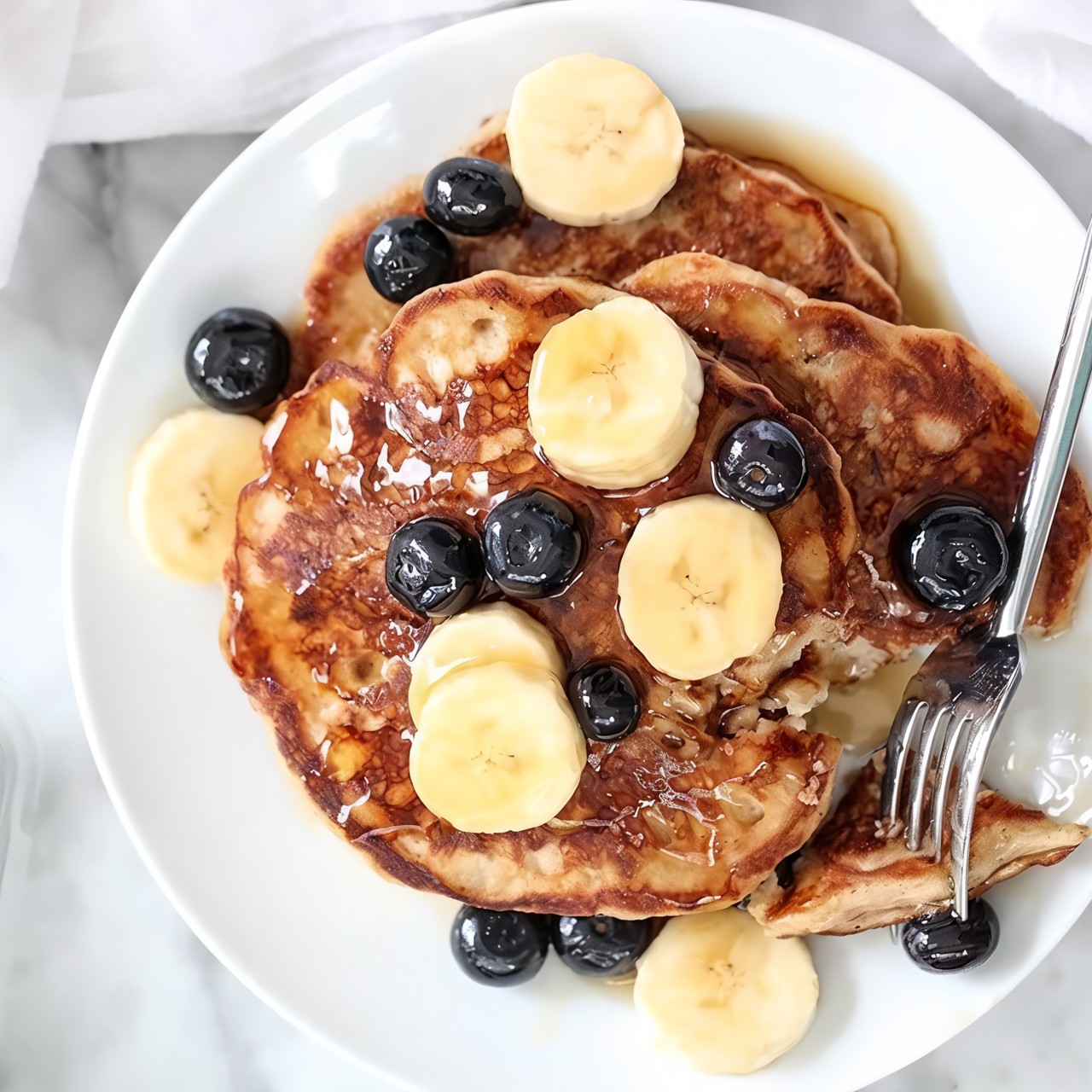 Панкейки с бананом и черникой