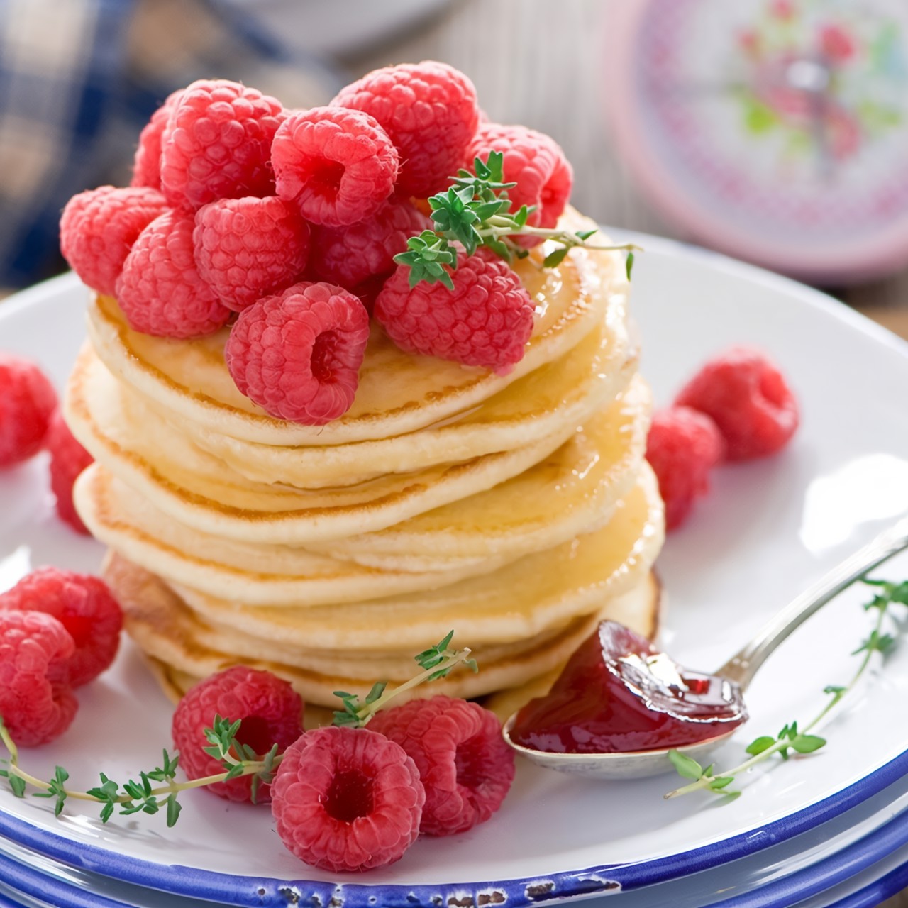 Панкейки с малиновым джемом