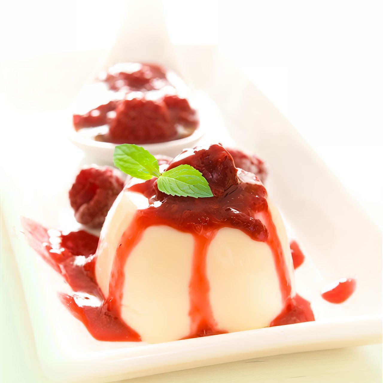 Панна-котта с малиновым соусом