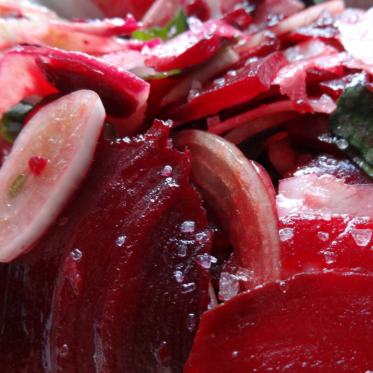 Парижский салат со свеклой и редисом