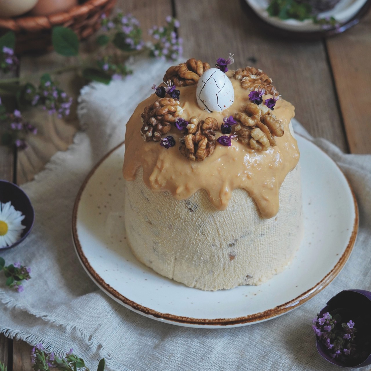 Пасха с вареной сгущенкой  и грецкими орехами