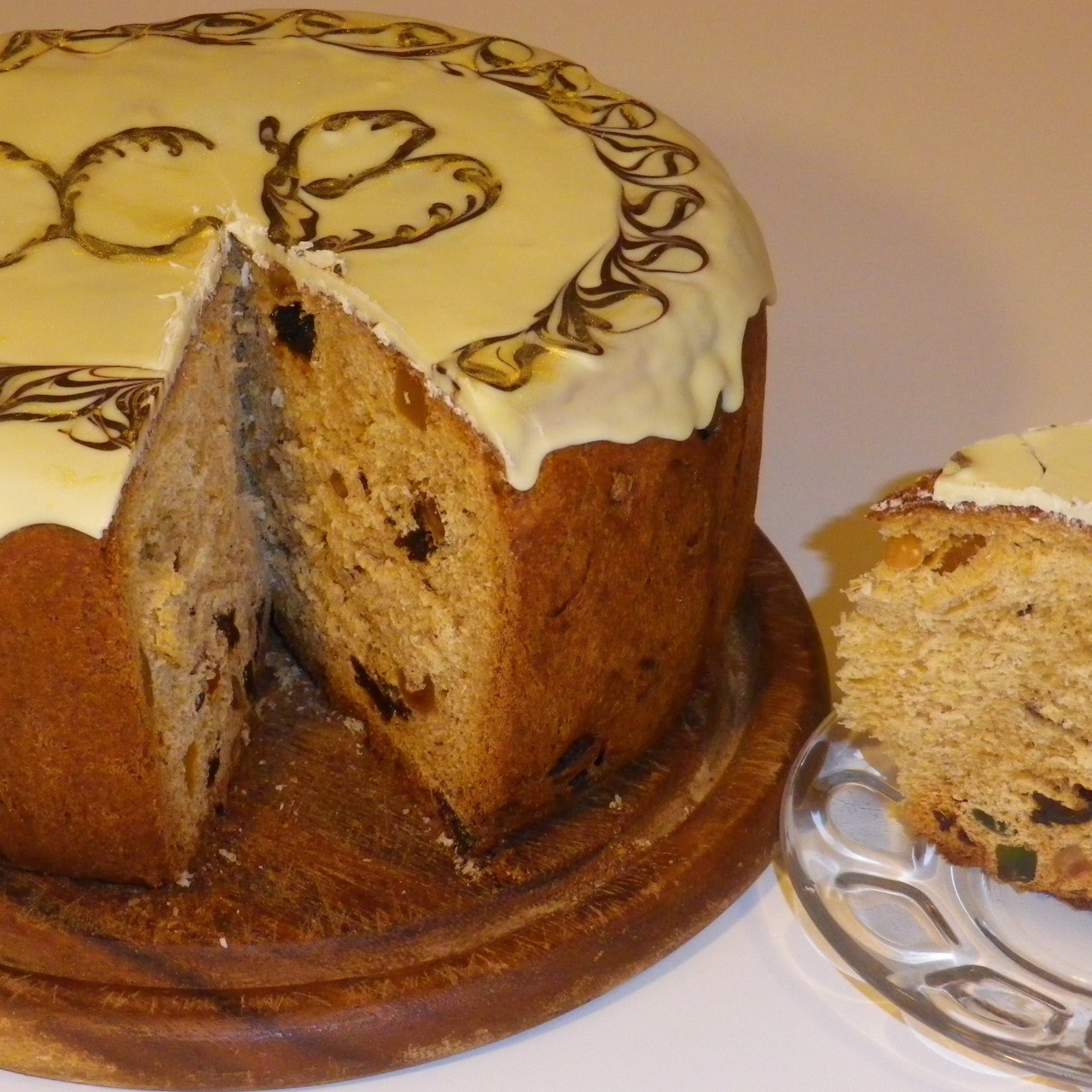 Пасхальный кулич с изюмом и цукатами