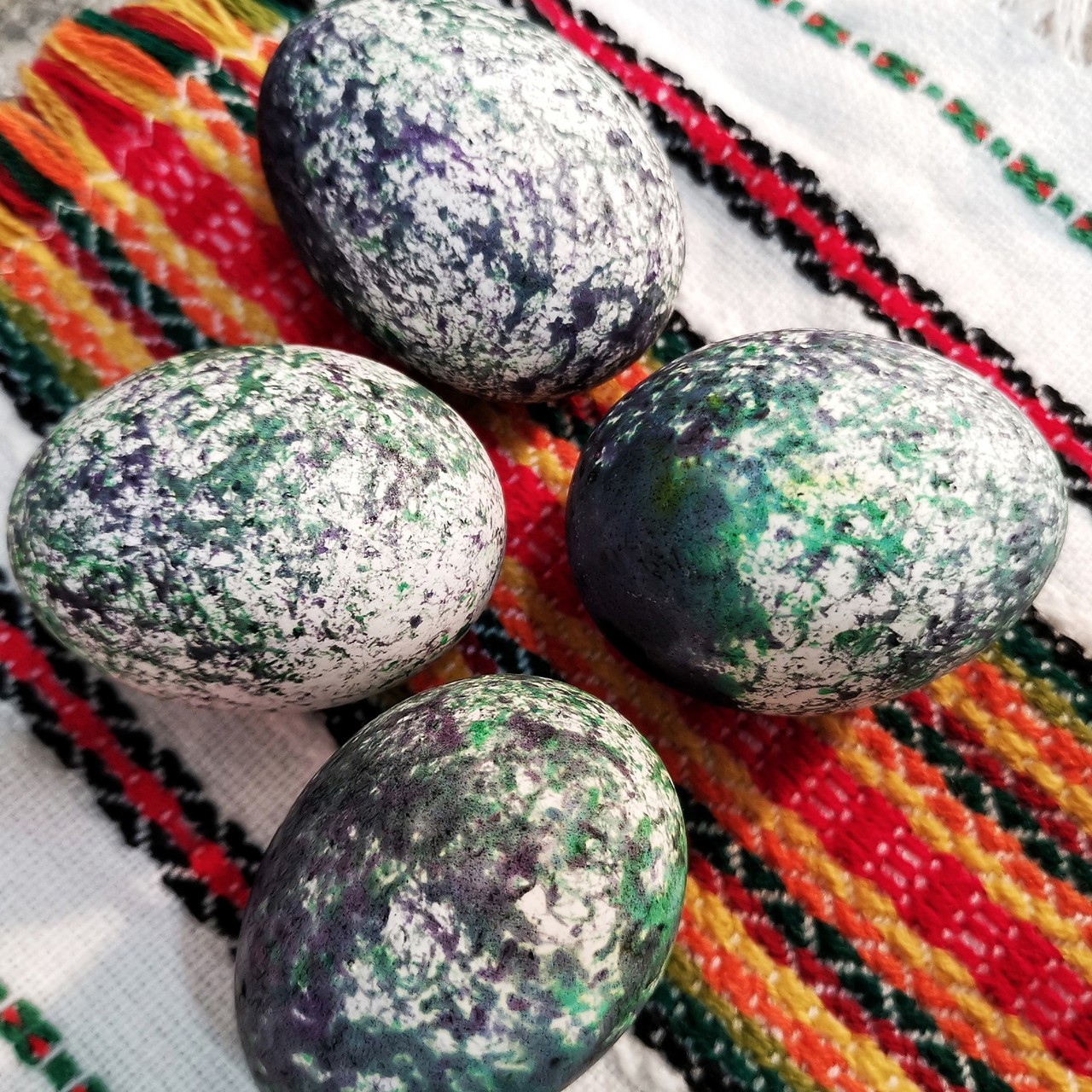 Пасхальные яйца, окрашенные в рисе