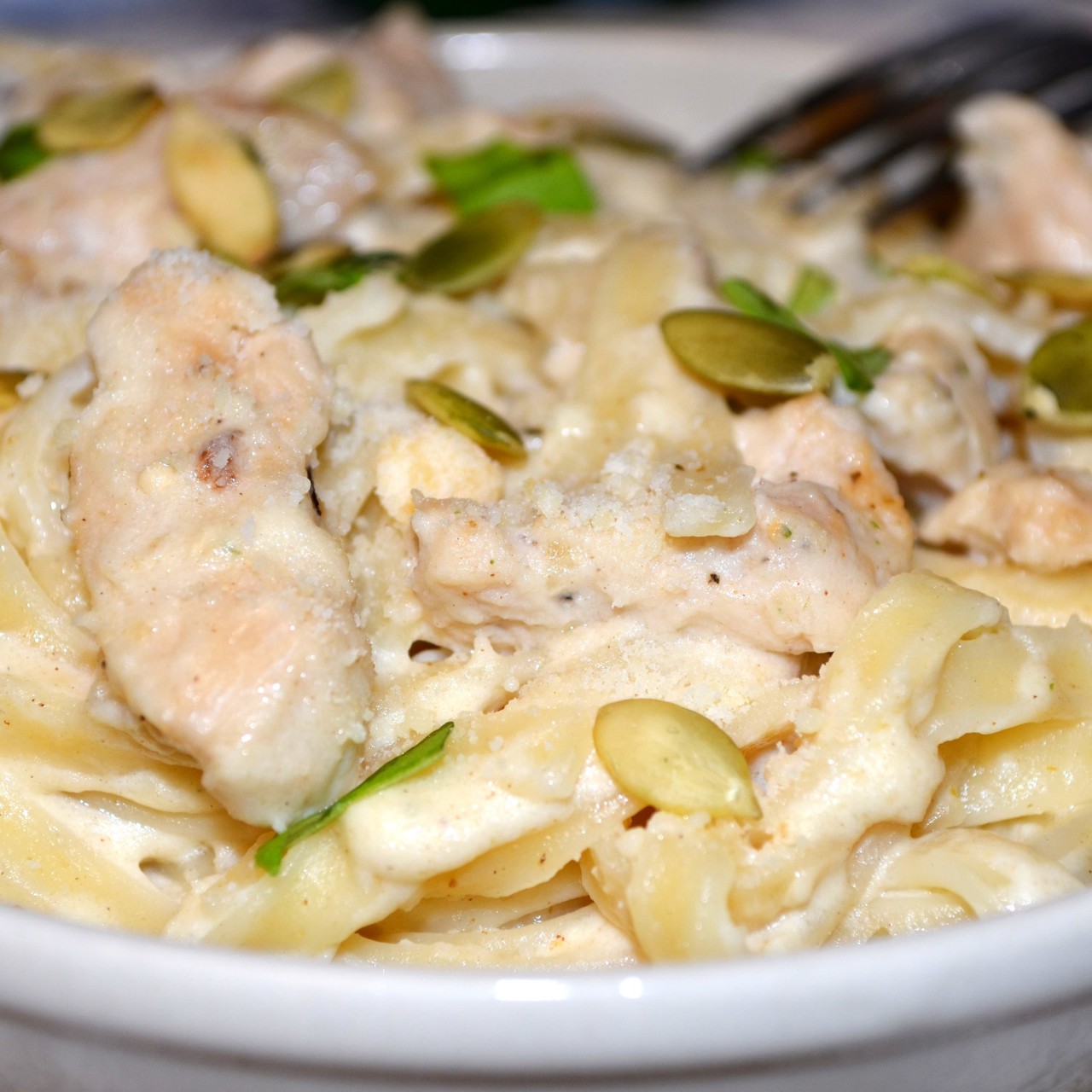 Паста альфредо с курицей по-домашнему