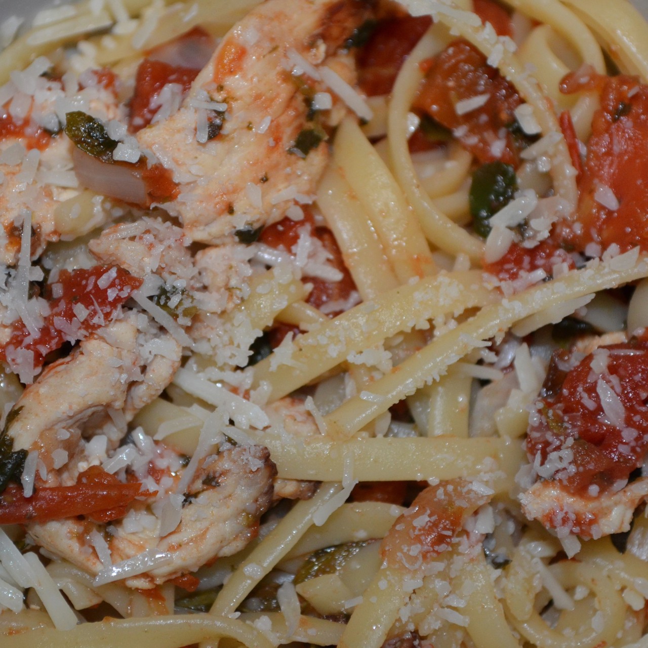 Паста баветте со шпинатом и индейкой по-итальянски