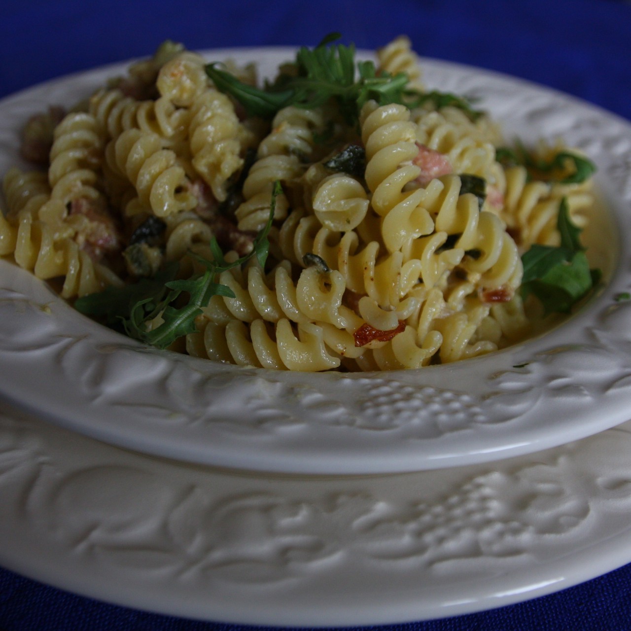 Паста фузилли с цукини и беконом