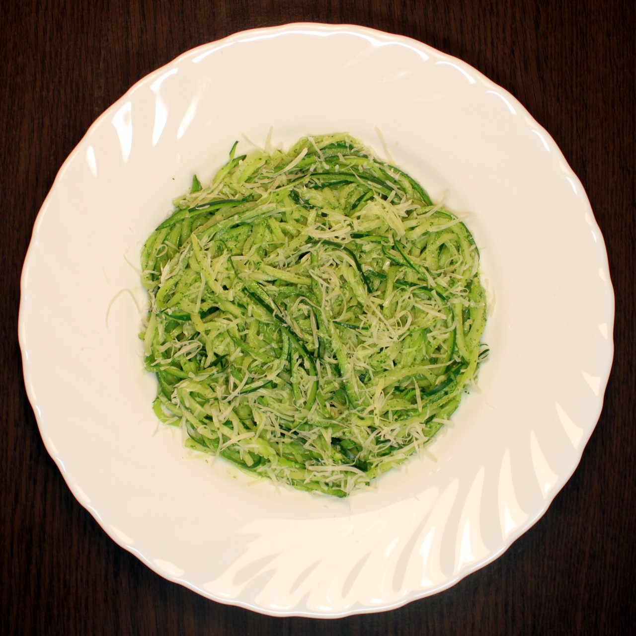 Паста из цукини с йогуртовым соусом