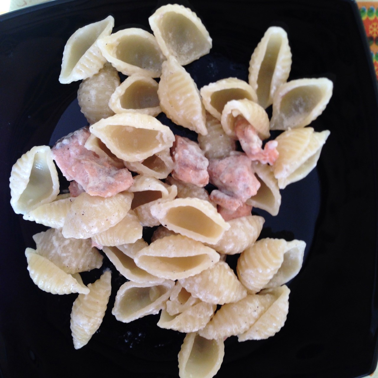 Паста конкилье в сливочно-сырном соусе с горбушей