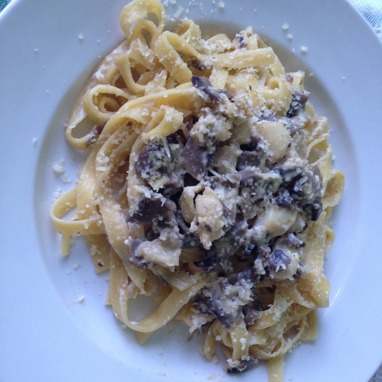 Паста под сливочным соусом с гребешками