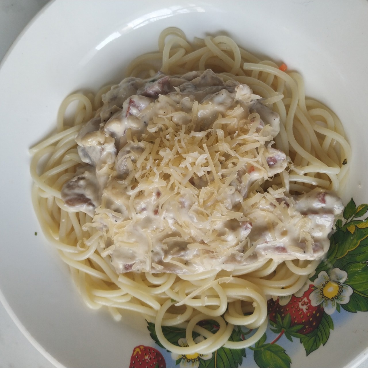 Паста с грибами и колбасой в сливочном соусе