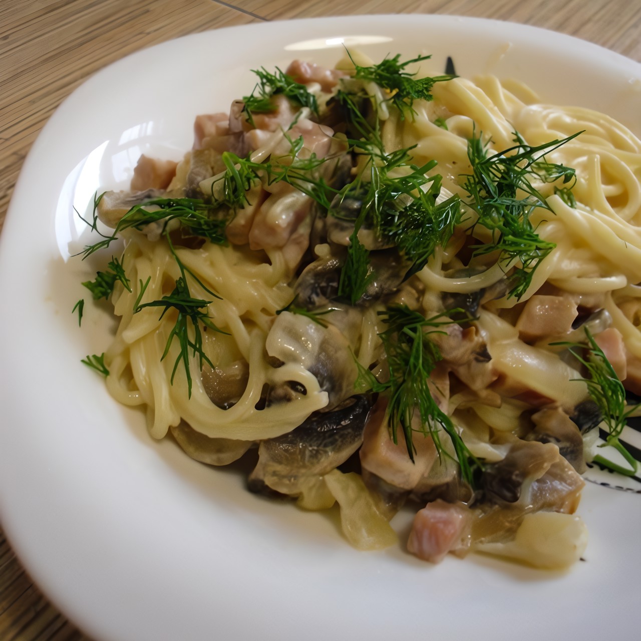 Паста с грибами и ветчиной