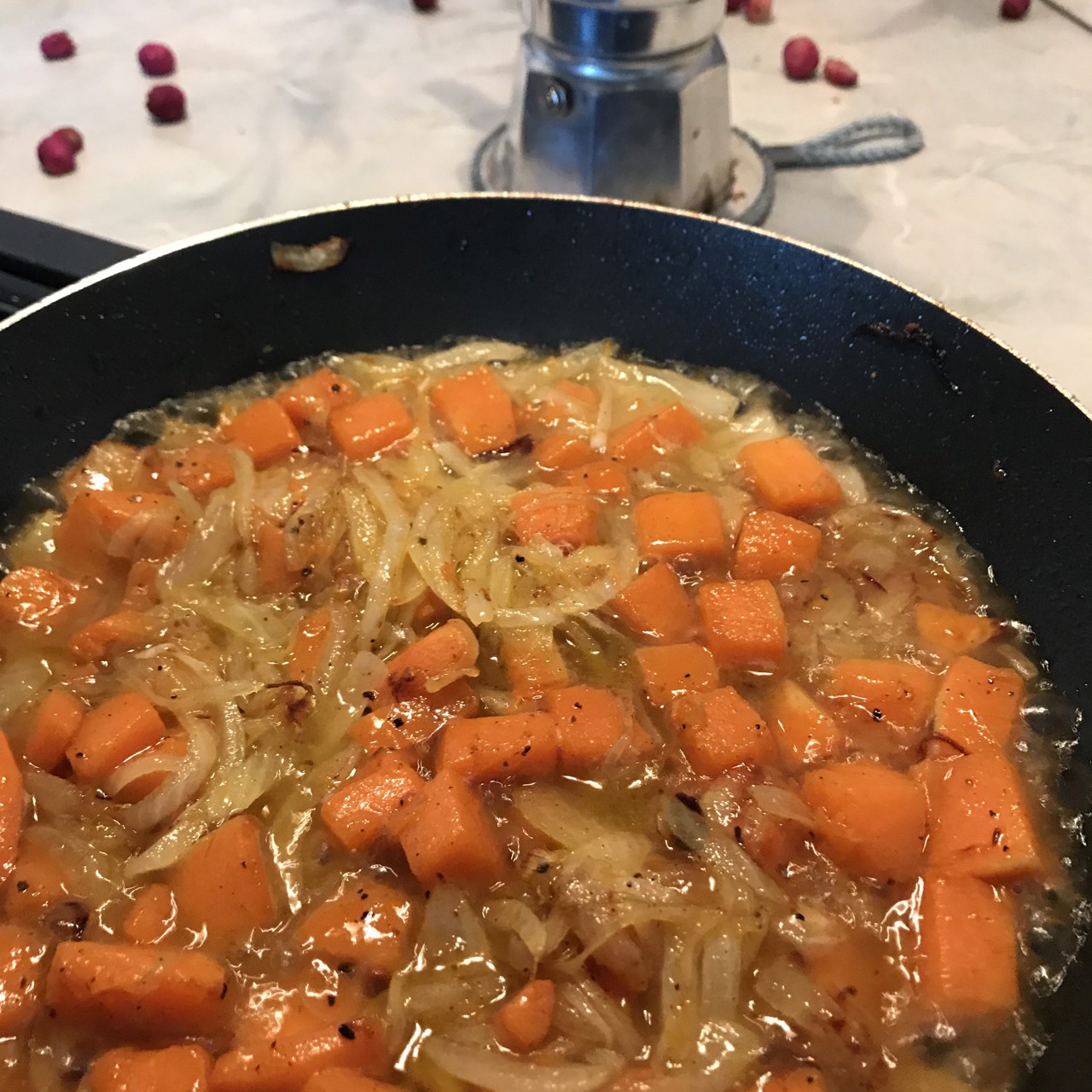 Паста с колбасками, тыквой и рикоттой