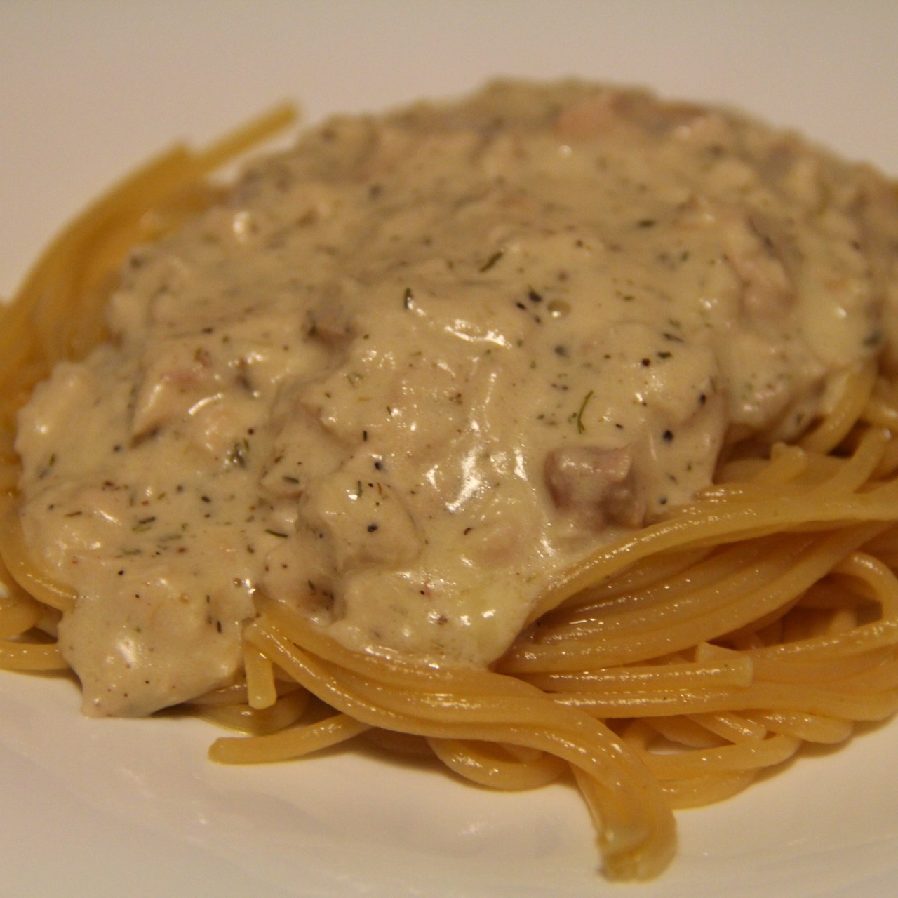 Паста с копченой курицей и плавленным сыром