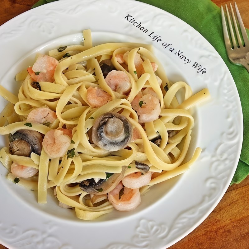 Паста с креветками и шампиньонами в сливочном соусе