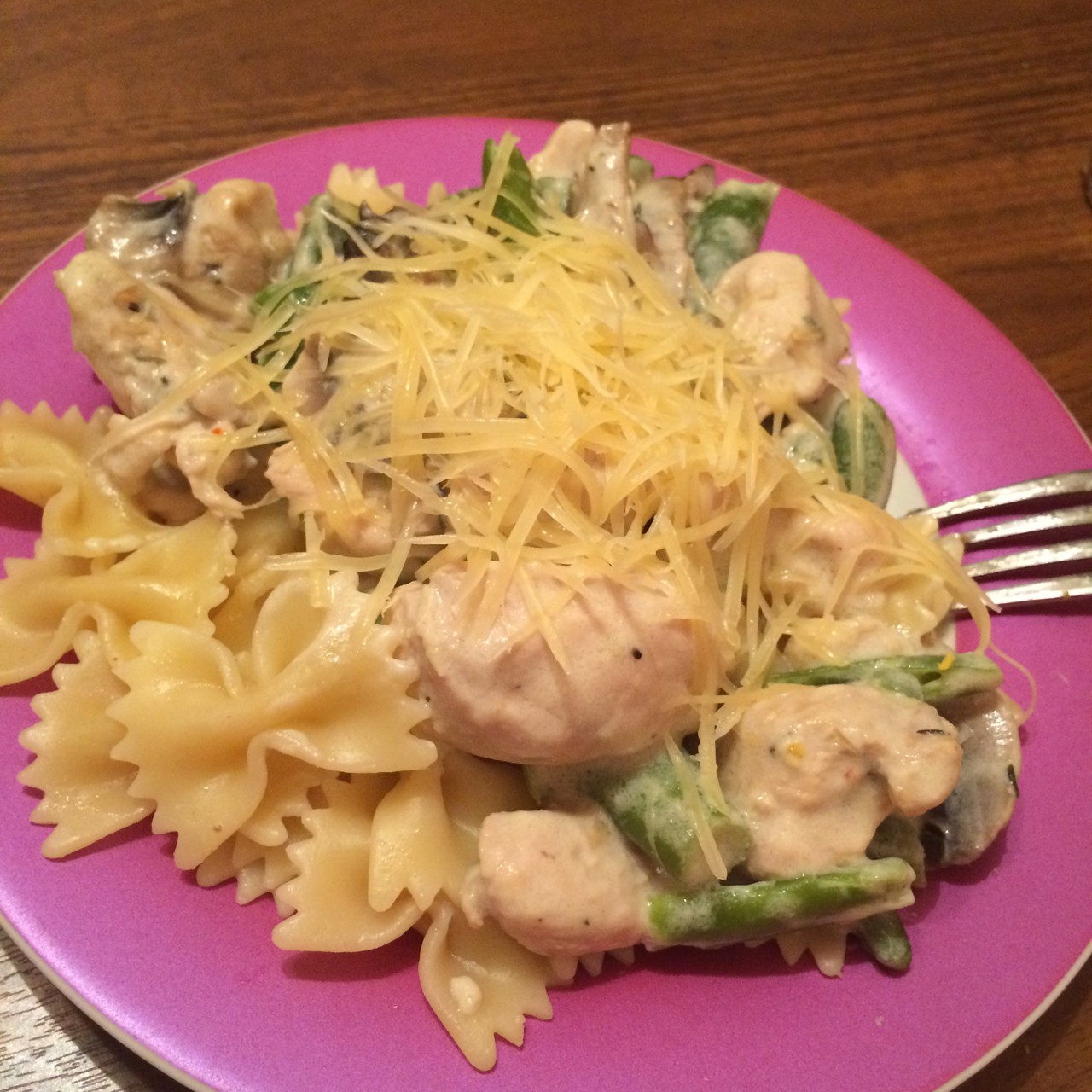 Паста с курицей и грибами в сливочном соусе