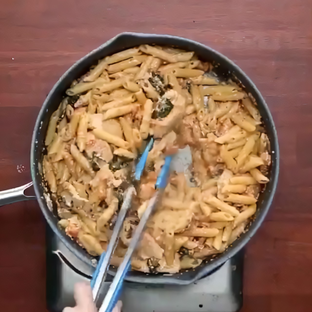 Паста с курицей и сливочным соусом