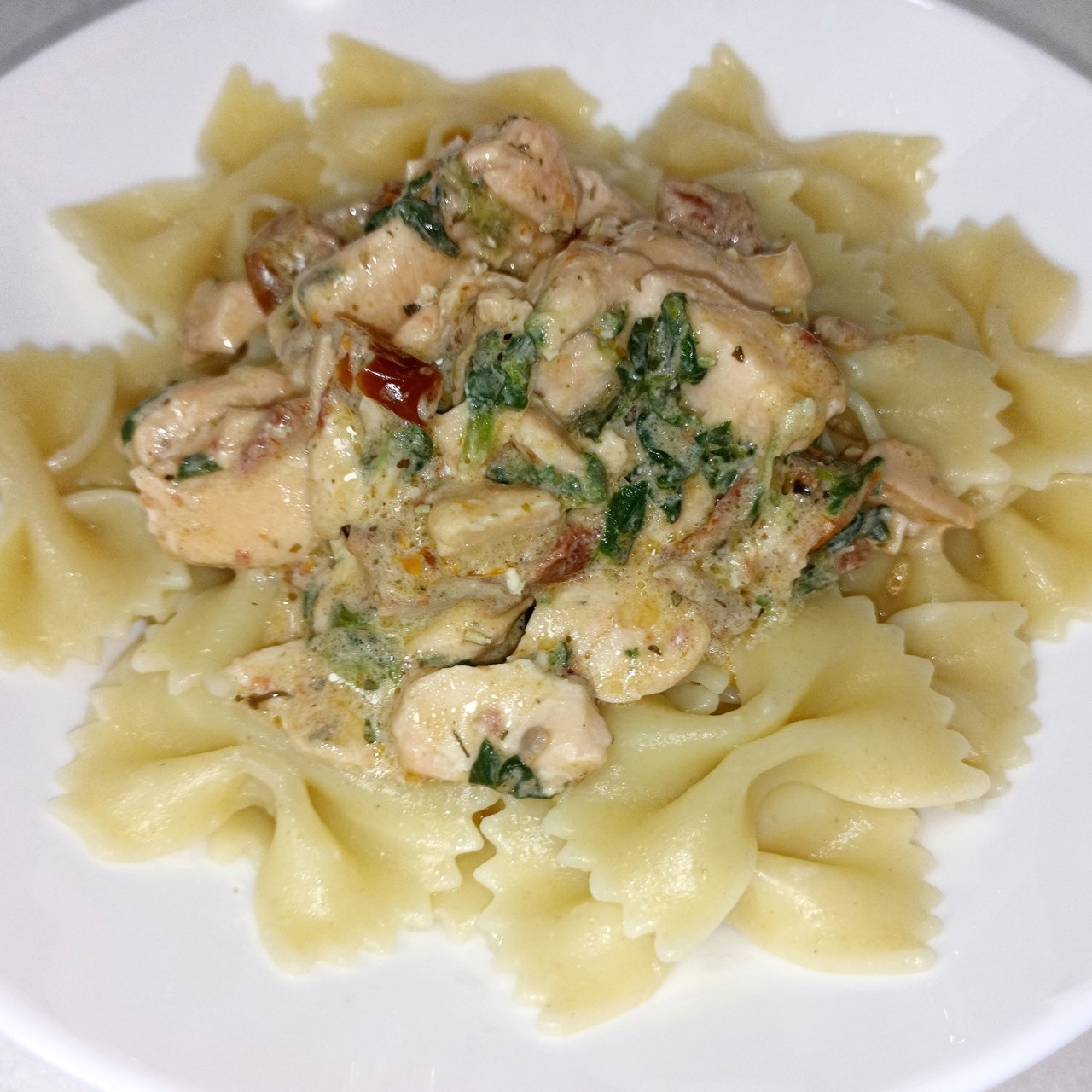 Паста с лососем и вялеными томатами