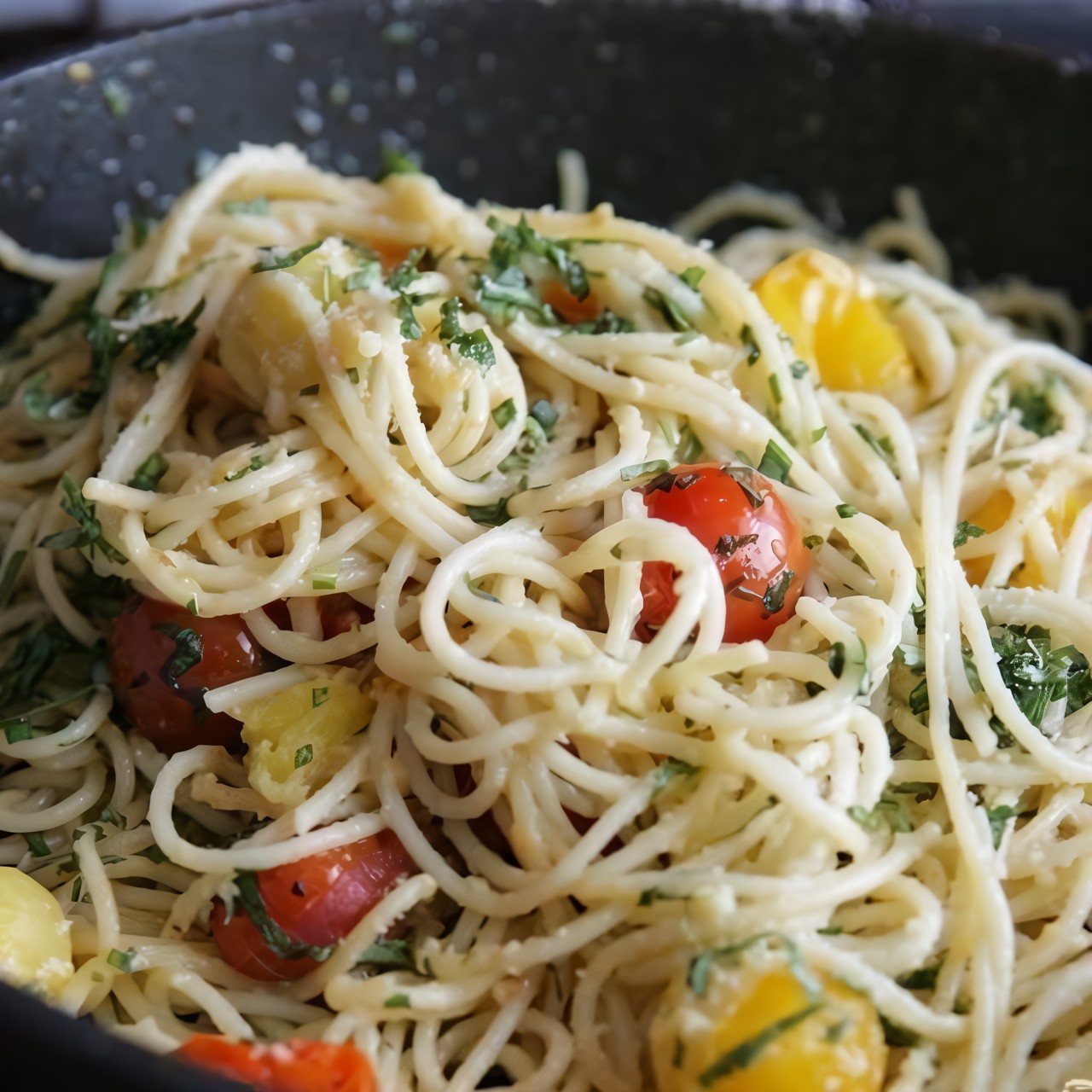 Паста с помидорами черри, базиликом и чесноком