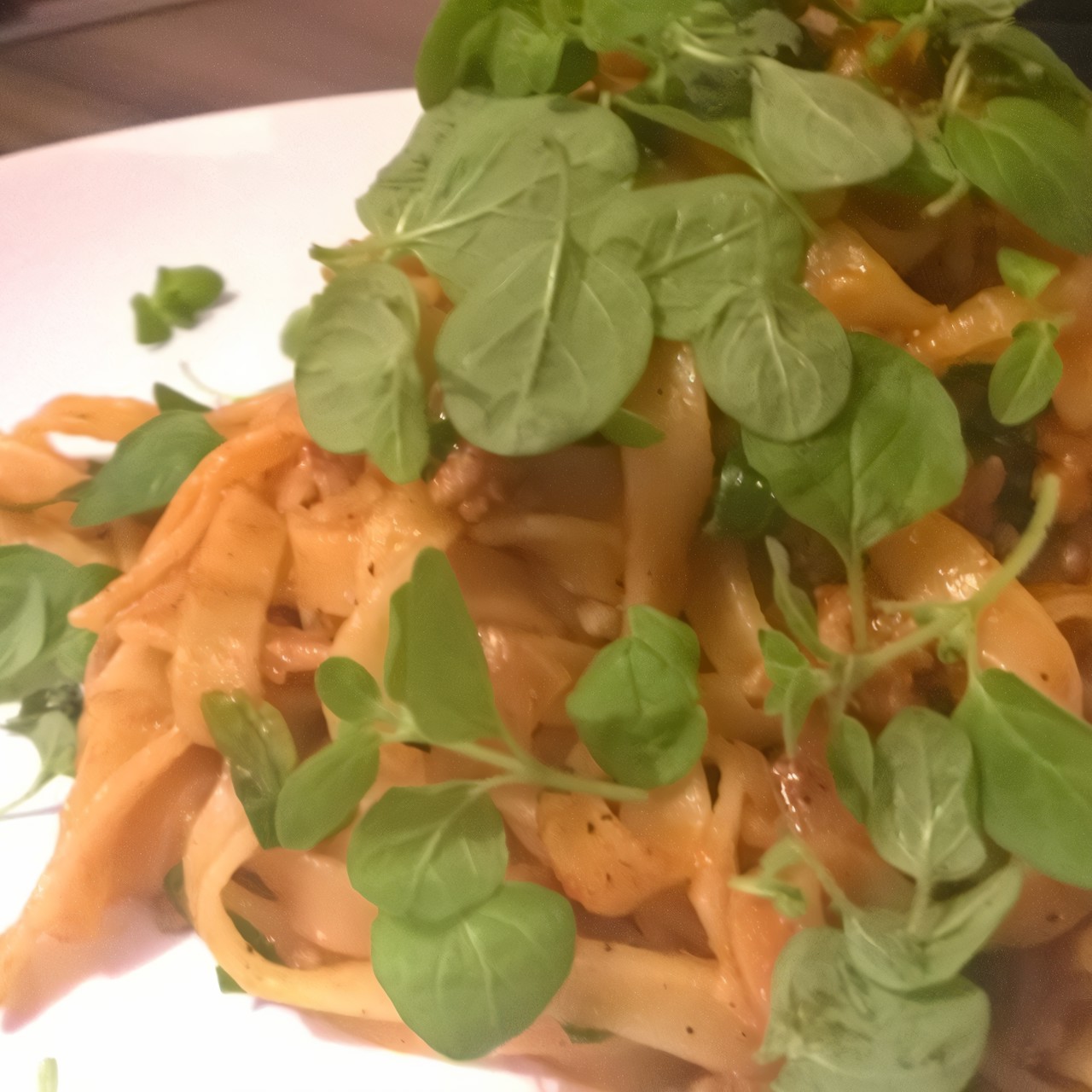 Паста с протертыми томатами и свежим орегано