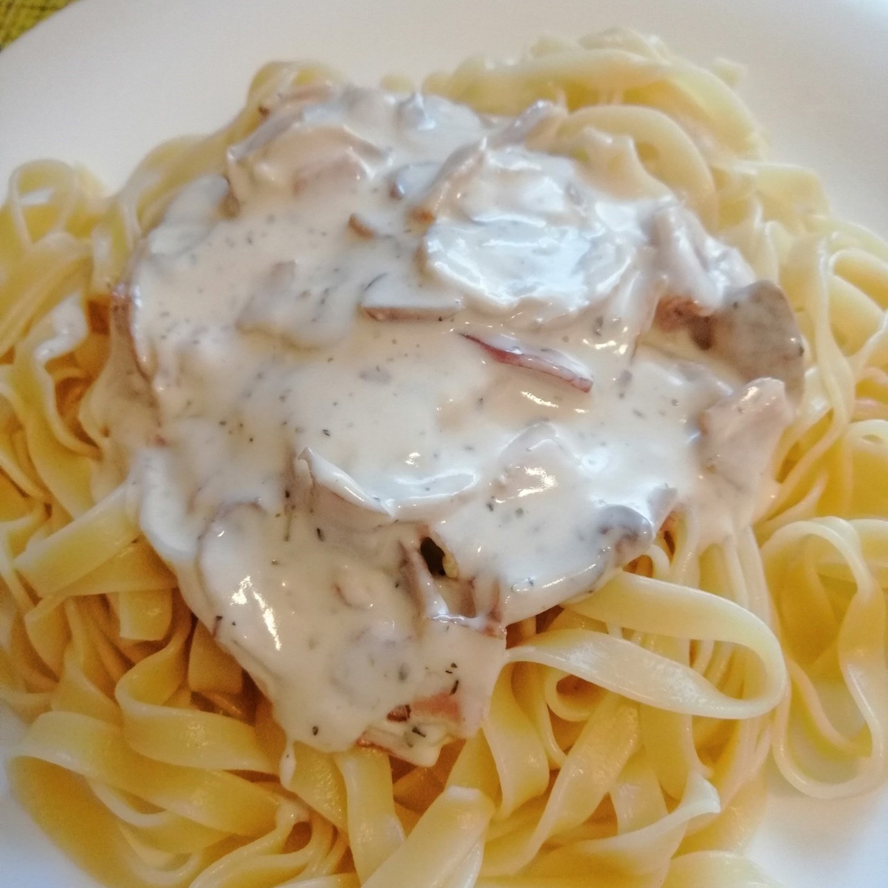 Паста с шампиньонами и беконом в сливочном соусе