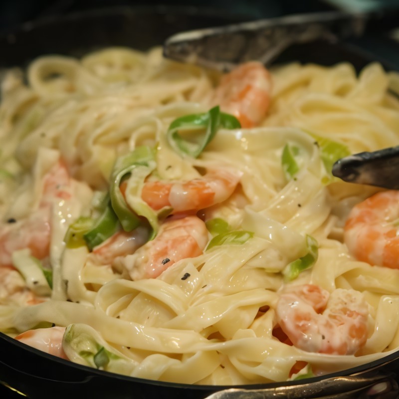 Паста со сметанно-сырным соусом и морепродуктами