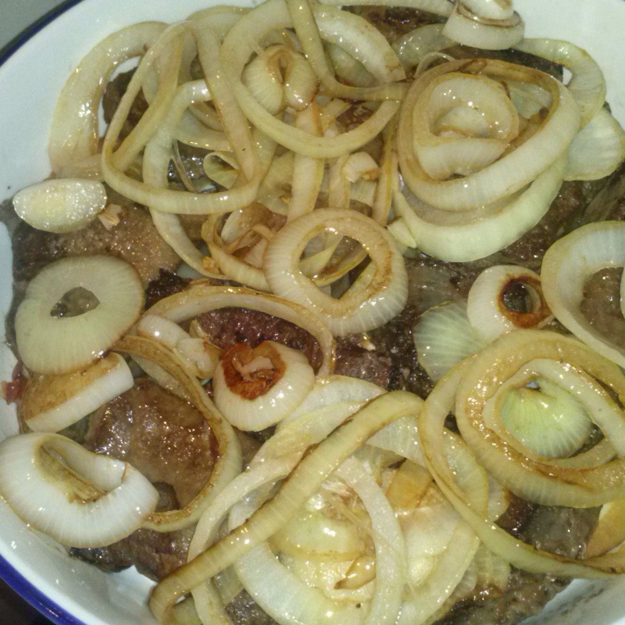 Печень по-берлински с яблоками