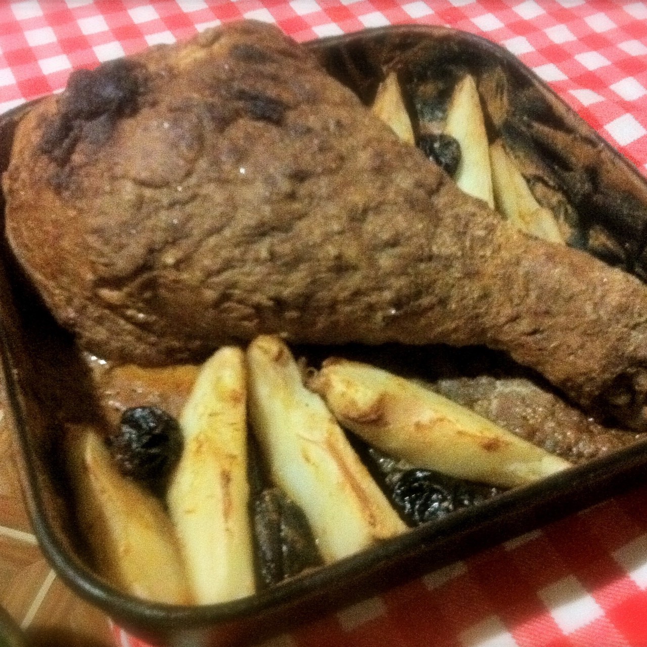 Печеная голень индейки с пряностями, грушей и черносливом