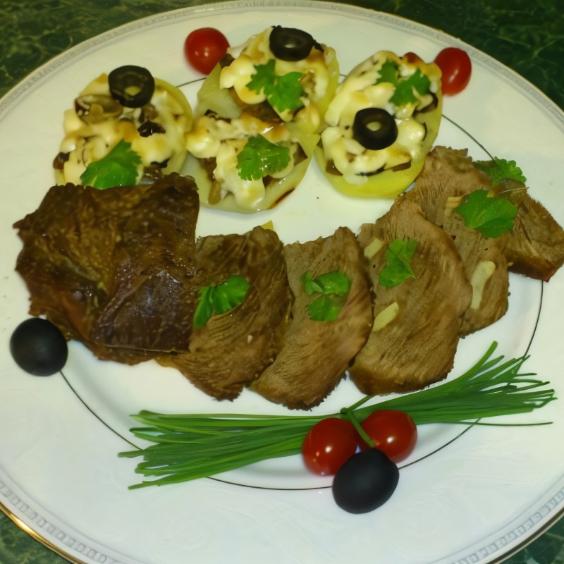 Печеная телятина и печеный картофель с опятами и луком