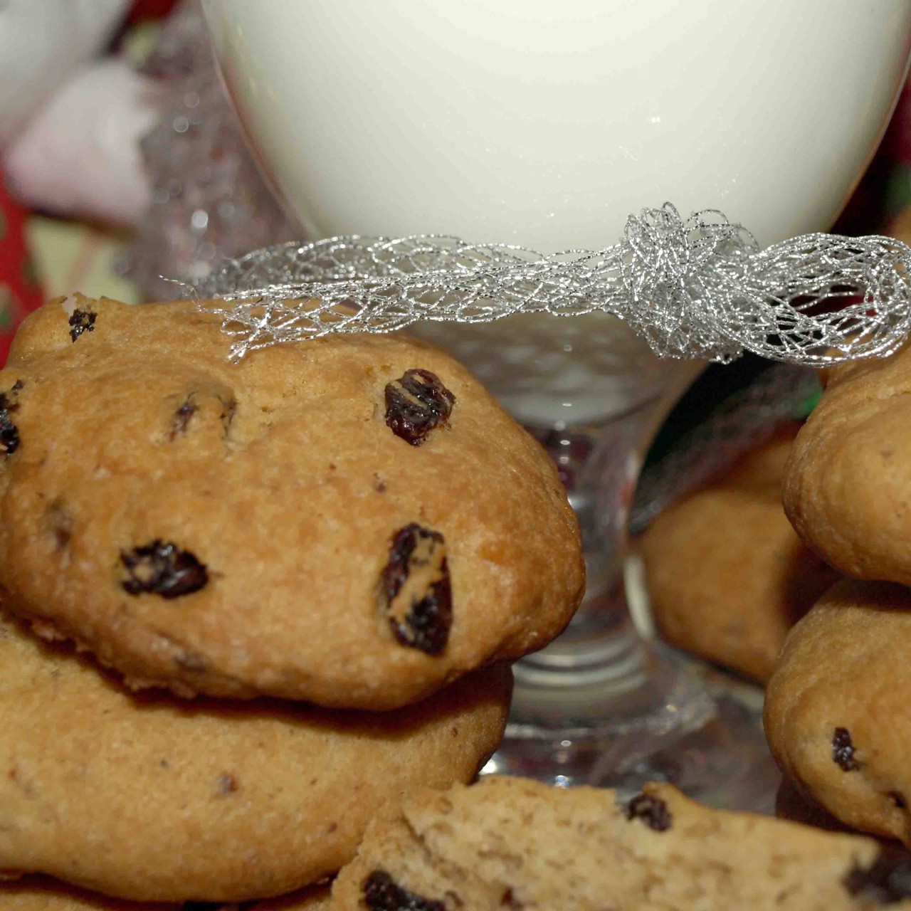 Печенье с шоколадной крошкой и изюмом в коньяке