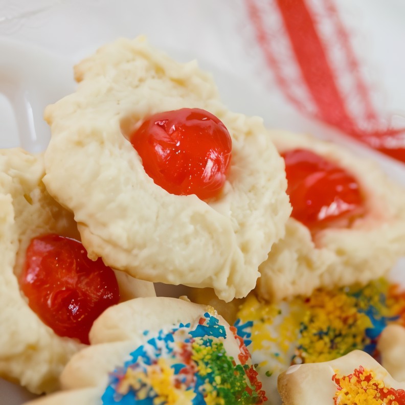 Печенье с вишней и сахарной пудрой