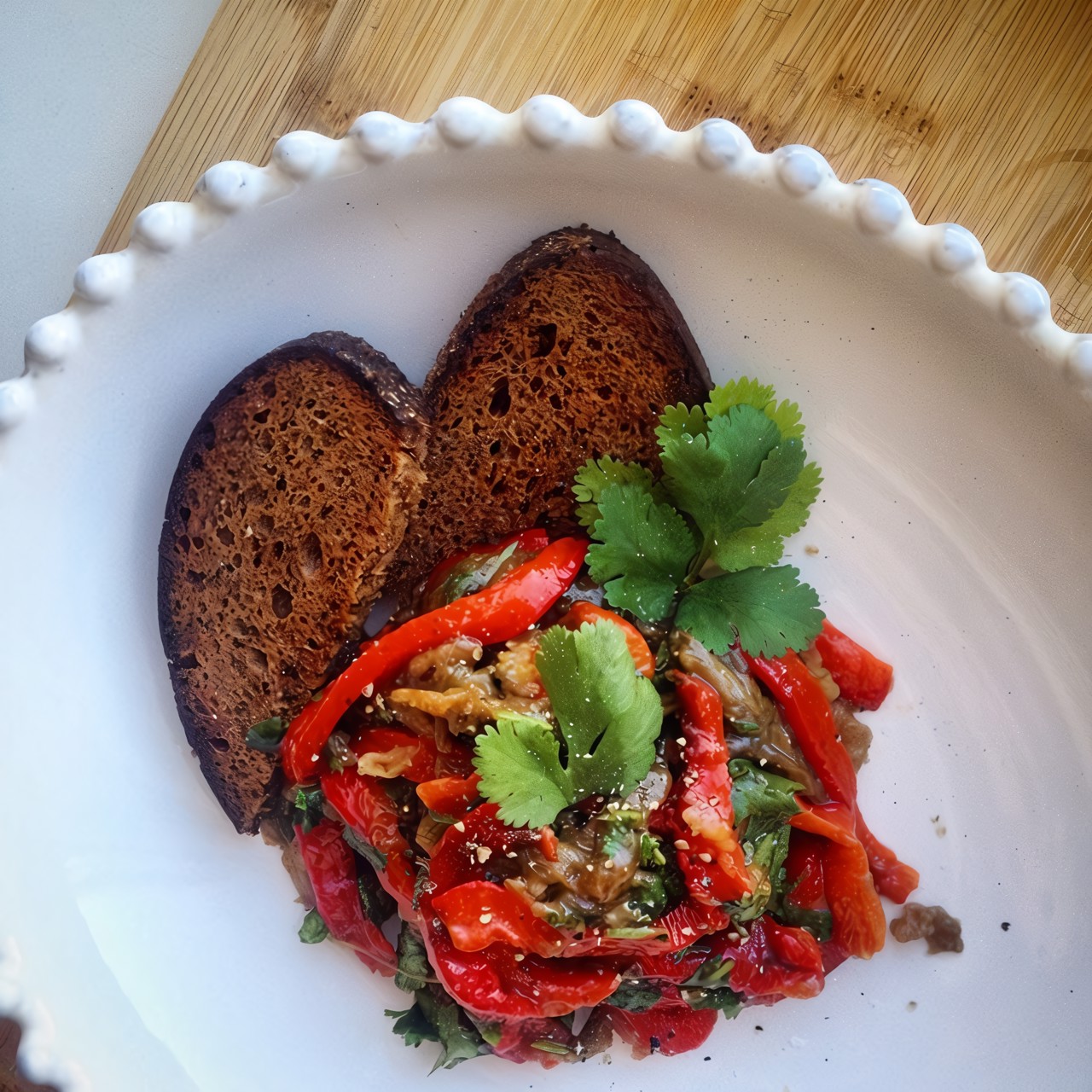 Печеные баклажаны и перцы с чесноком и зеленью