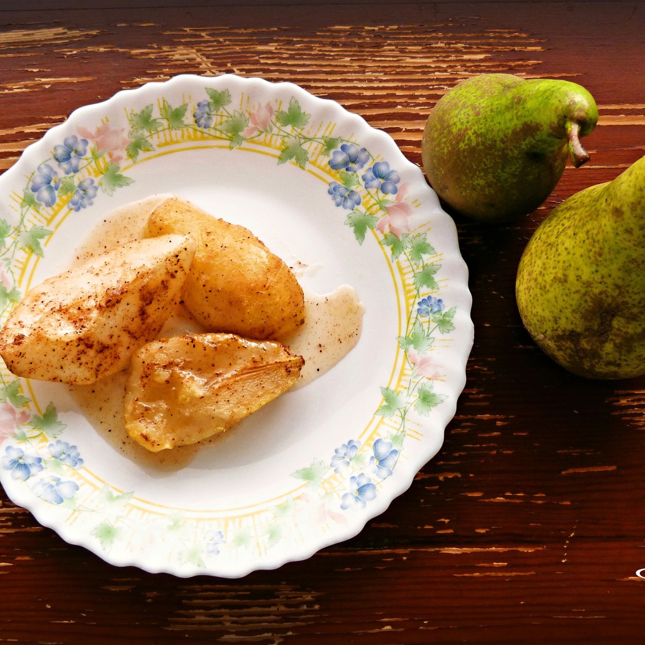 Печеные груши с корицей и медом